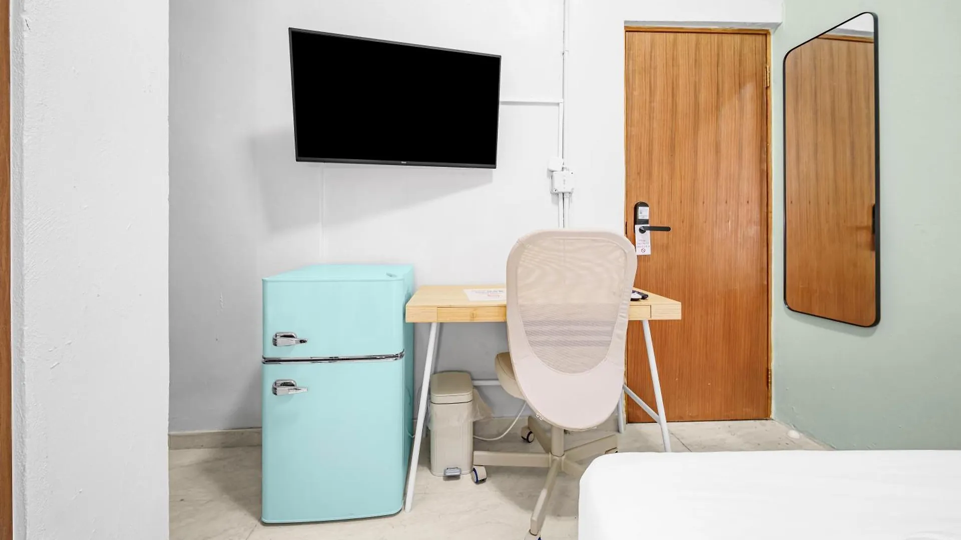Room 9 Sleek & Serene Stay In San Juan Hotel